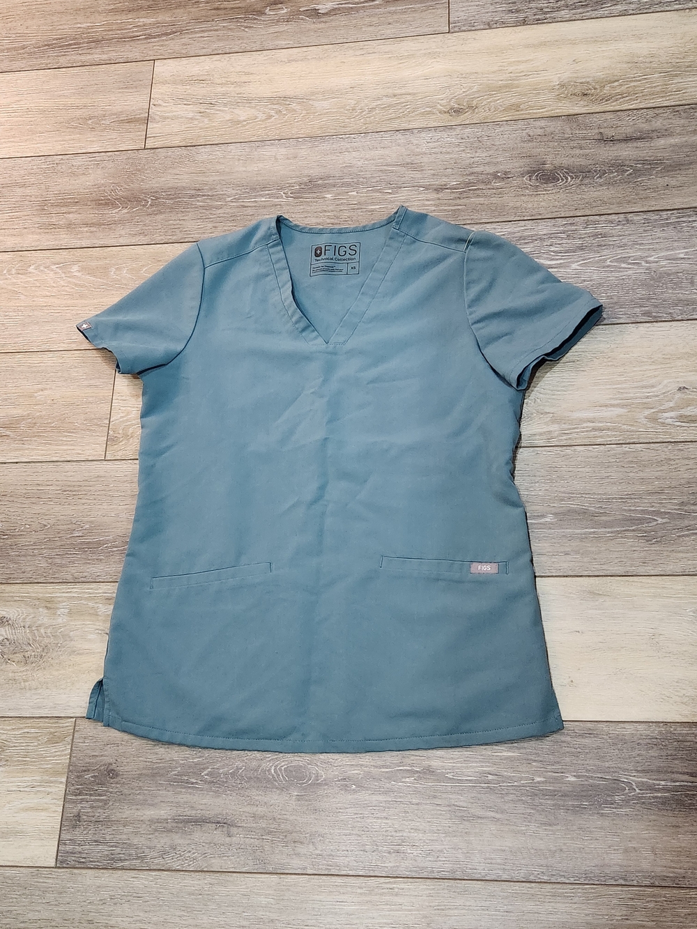FIGS Women’s V-Neck Scrub Top in Hydrogreen Size Xsmall
